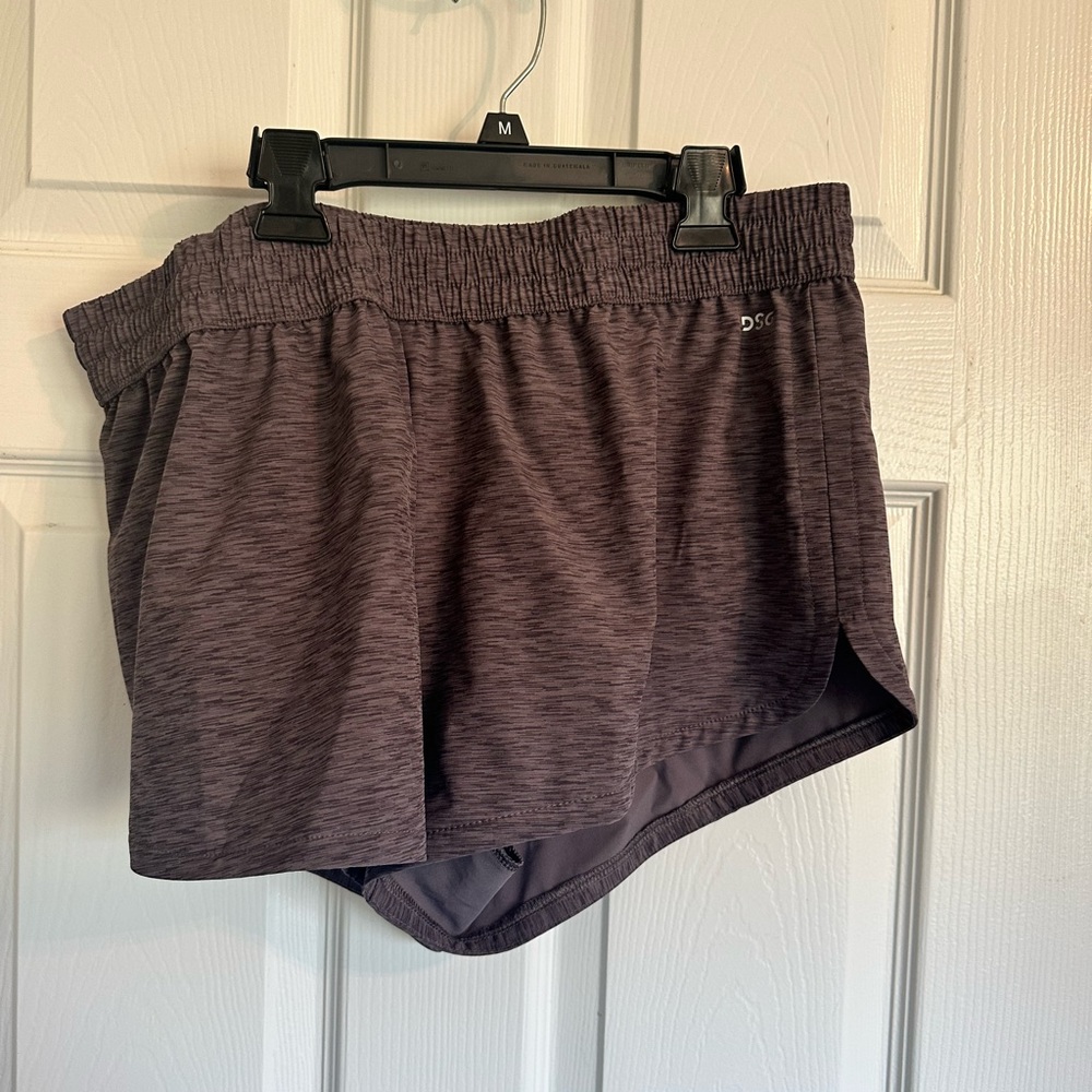 DSG Mid rise stride run shorts size large new with tags